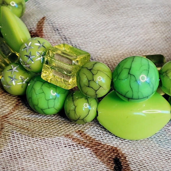 Pistachio Green Lucite Crackled Silver Atomic Beaded Cubed Memory Wire Bracelet - Picture 5 of 11